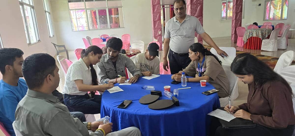 कुंसल में आयोजित रोजगार मेले में पंजीकरण करवाते युवा। जागरूक पाठक