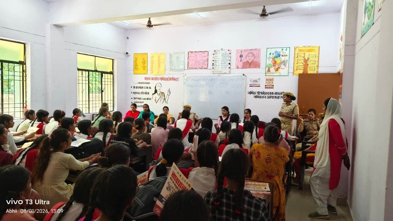 कस्तूरबा गांधी आवासी विद्यालय में आयोजित गोष्ठी में जानकारी देते पुलिस कर्मी। 