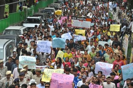क्षेत्रीय अस्पताल कुल्लू में प्रसव के बाद महिला की मौत के मामले को लेकर हाथो में पट्टिका लेकर स
