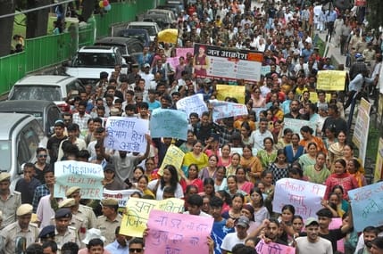 क्षेत्रीय अस्पताल कुल्लू में प्रसव के बाद महिला की मौत के मामले को लेकर हाथो में पट्टिका लेकर स