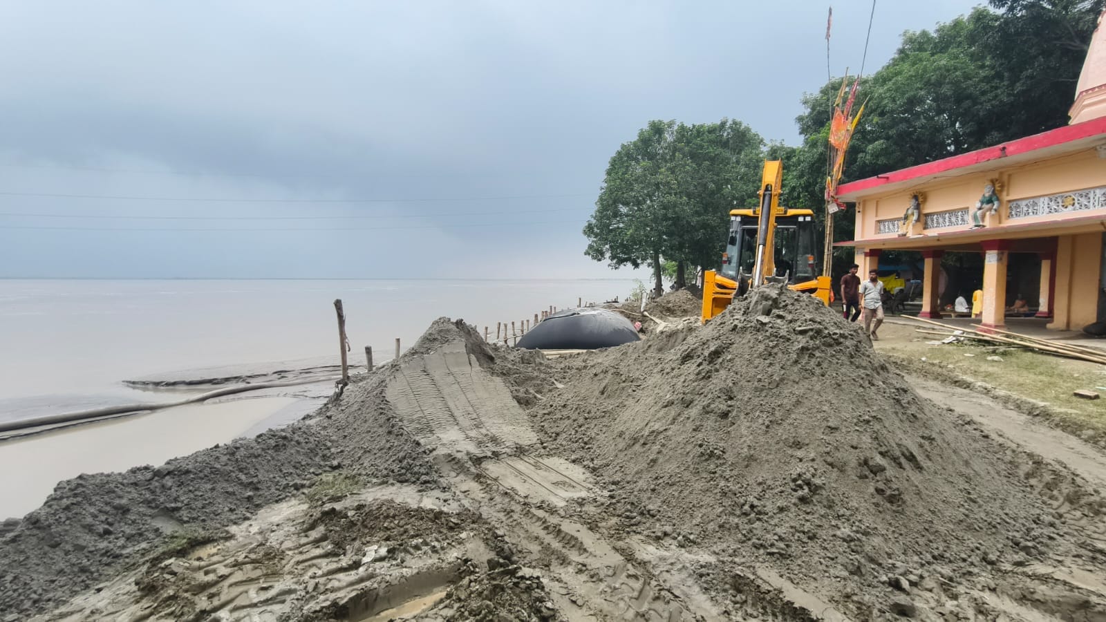 कटान रोधी बचाव कार्य करती बाढ़ खंड की टीम। संवाद