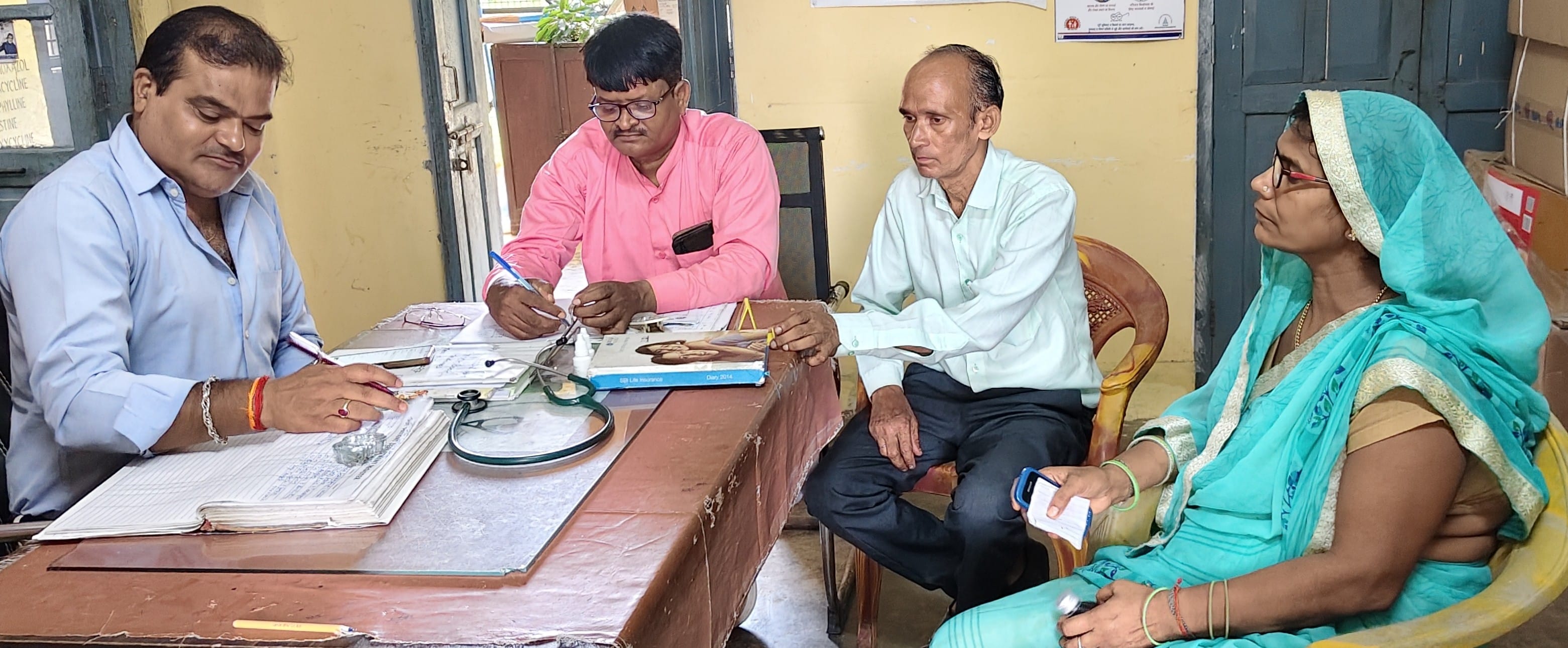 कोटवाधाम पीएचसी पर मरीज देखते चिकित्सक।