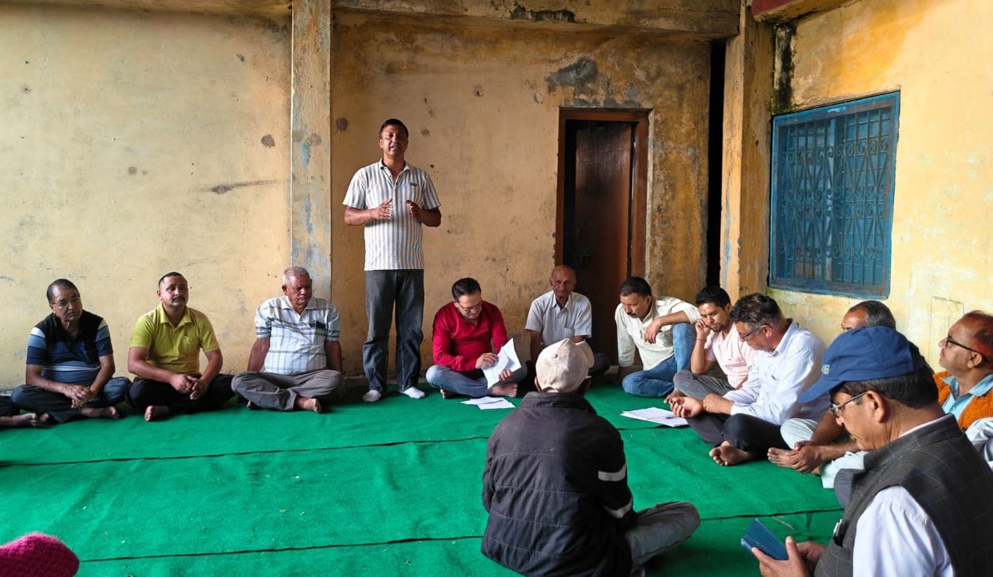 लोहाघाट में सुंई बिशंग के प्रसिद्ध आषाढ़ी वायु रथ महोत्सव की तैयारियों पर चर्चा करते आयोजक।