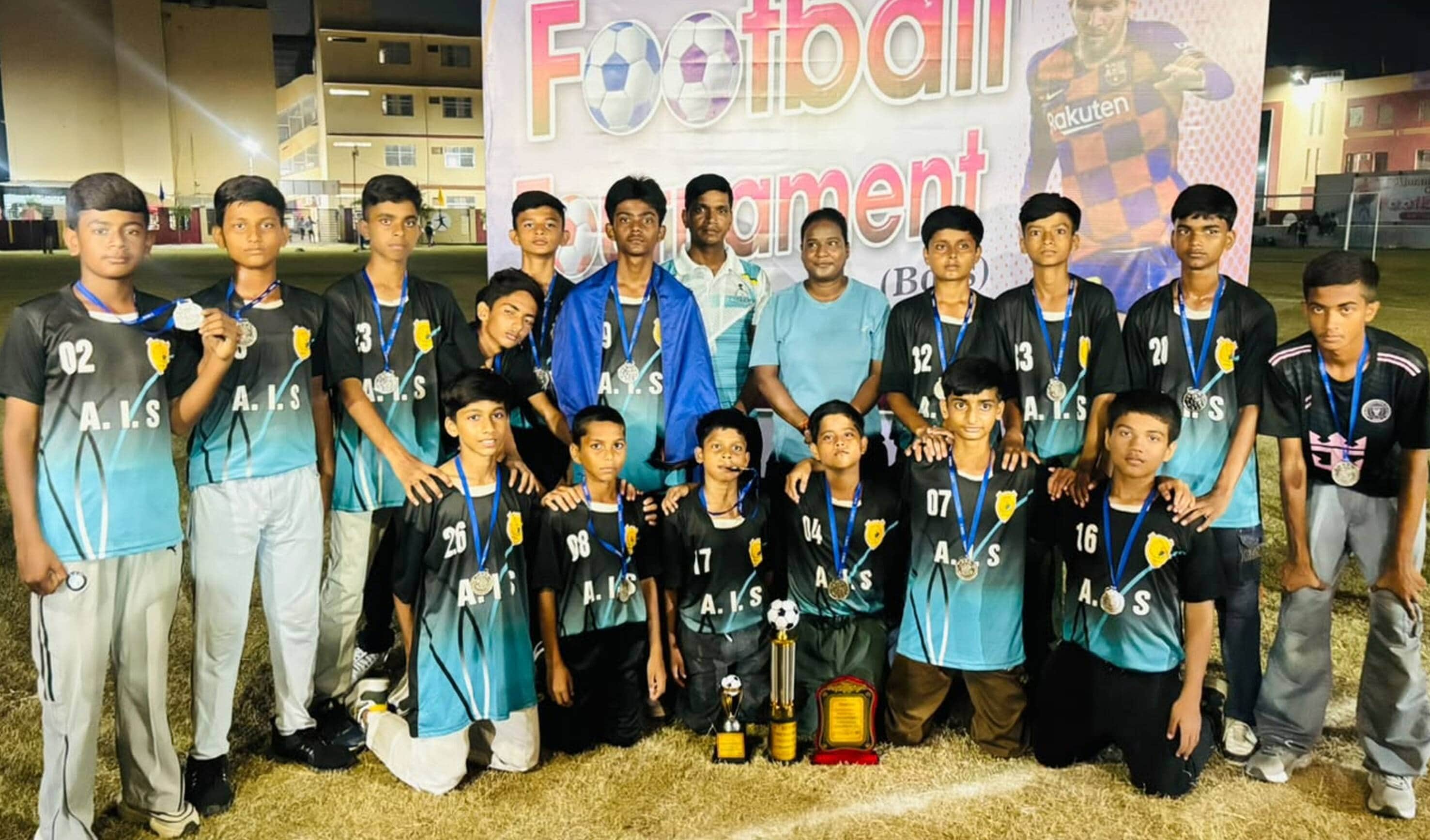 लखीमपुर में आयोजित सीबीएसई क्लस्टर अंडर-14 फुटबॉल प्रतियोगिता में ट्राफी के साथ मौजूद अवध इंटरन