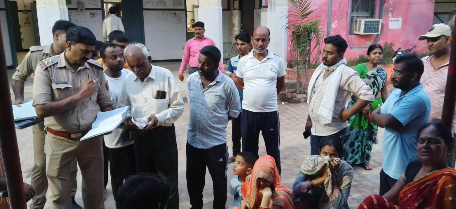 लालगंज में महिला की मौत के बाद सीएचसी में पूछताछ करती पुलिस। 