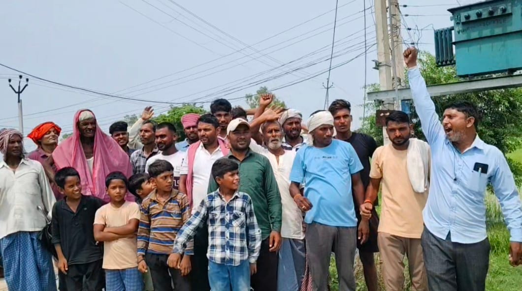 Villagers staged a protest over a transformer that has been burnt out for 15 days.