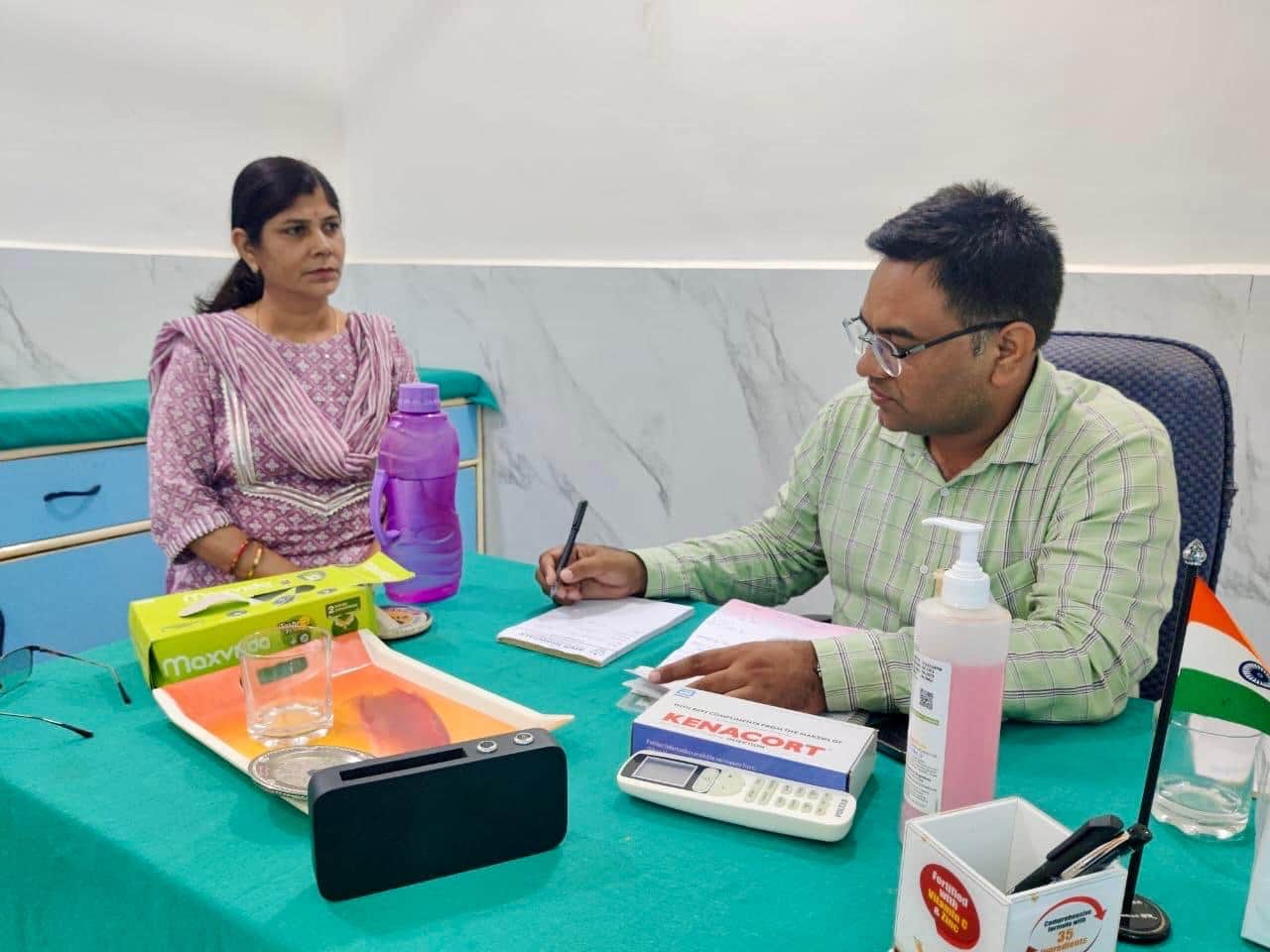 मेडिकल कॉलेज के ऑन्कोलॉजी विभाग में मौजूद डॉ. धीरेंद्र सचान। 
