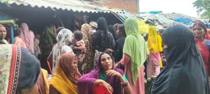 मोहाना क्षेत्र के खलीलपुर ग्राम पंचायत के पिपरा गांव में मृतक के घर पर लगी भीड़। संवाद