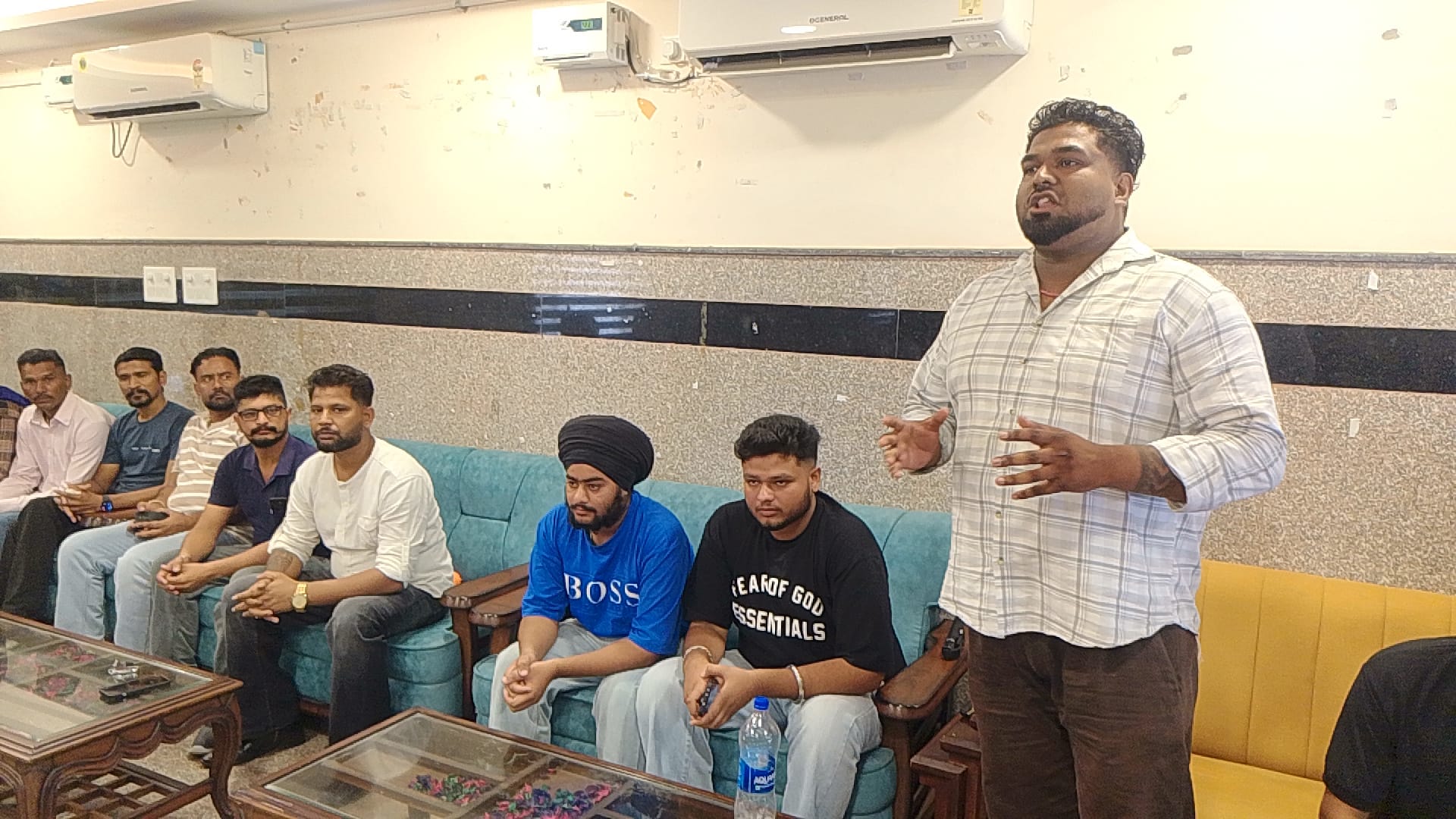 महर्षि वाल्मीकि गुरु रविदास यूथ एकता महासभा के सदस्य बैठक के दौरान विश्राम गृह ऊना के सभागार मे