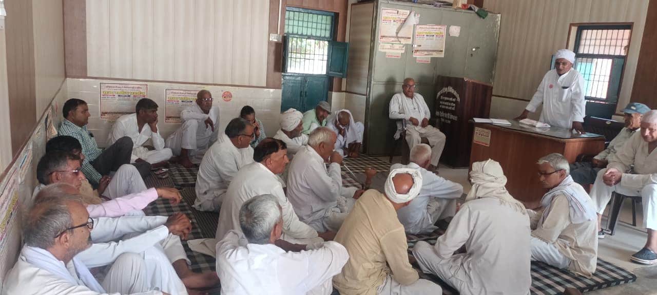मजदूर-किसान एवं कर्मचारी संगठनों की संयुक्त बैठक में शामिल यूनियन नेता।