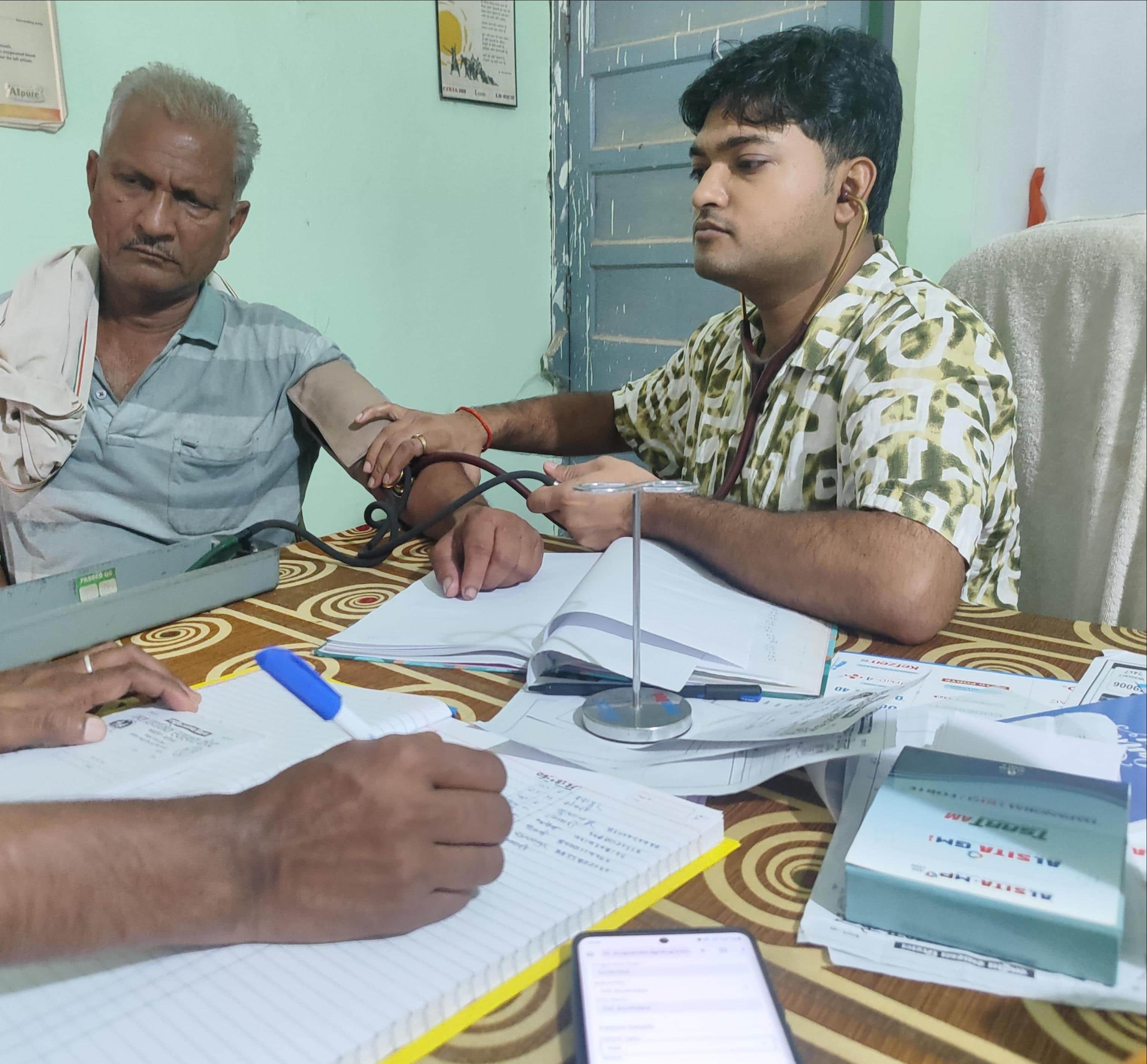 मुख्यमंत्री जन आरोग्य मेला के दौरान न्यू पीएचसी बछईपुर में मरीजों का उपचार करते प्रभारी चिकित्स
