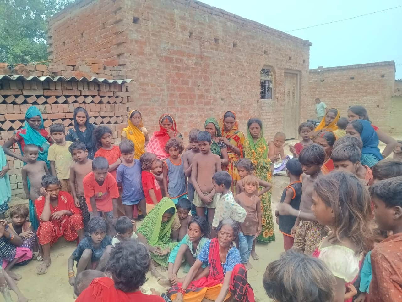 मासूम बच्चे की मौत के बाद रोते बिवखते परिजन। संवाद