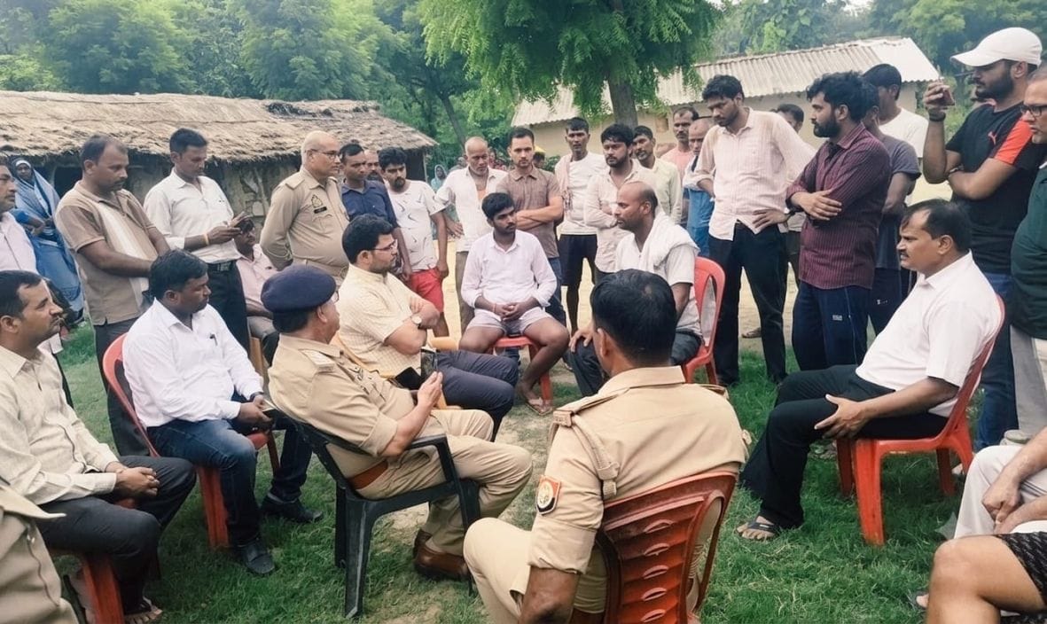 मोतिगरपुर के भवानीपुर सरैया गांव में मृतक के परिजनों से बात करते तहसीलदार व सीओ जयसिंहपुर। स्रो