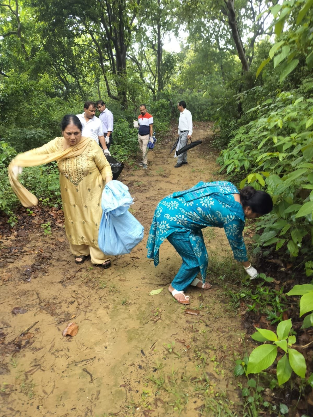 Women collected trash from the Nature Park in Nahan.