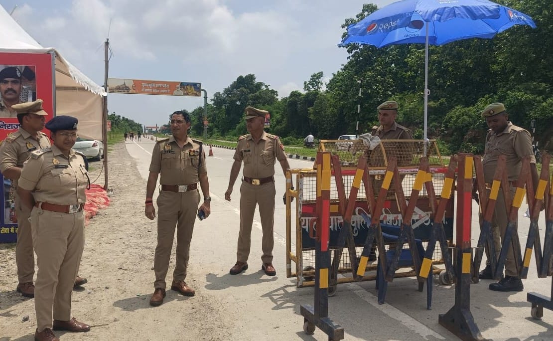 Bijnor News: पुलिस अफसरों ने उत्तराखंड बॉर्डर पर लिया व्यवस्थाओं को जायजा
