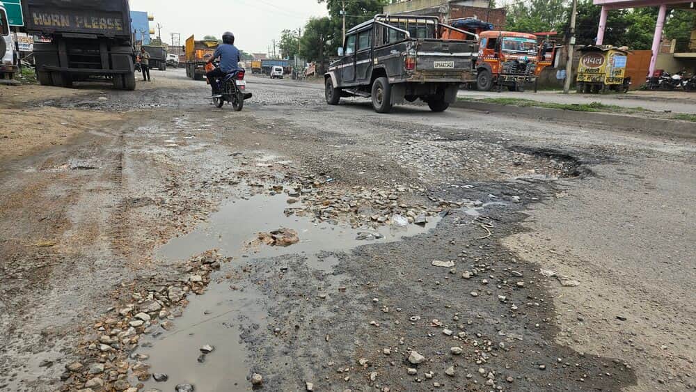 औड़ी-शक्तिनगर फोरलेन के अनपरा मोड़ पर बना गड्ढा और बहता पानी। संवाद
