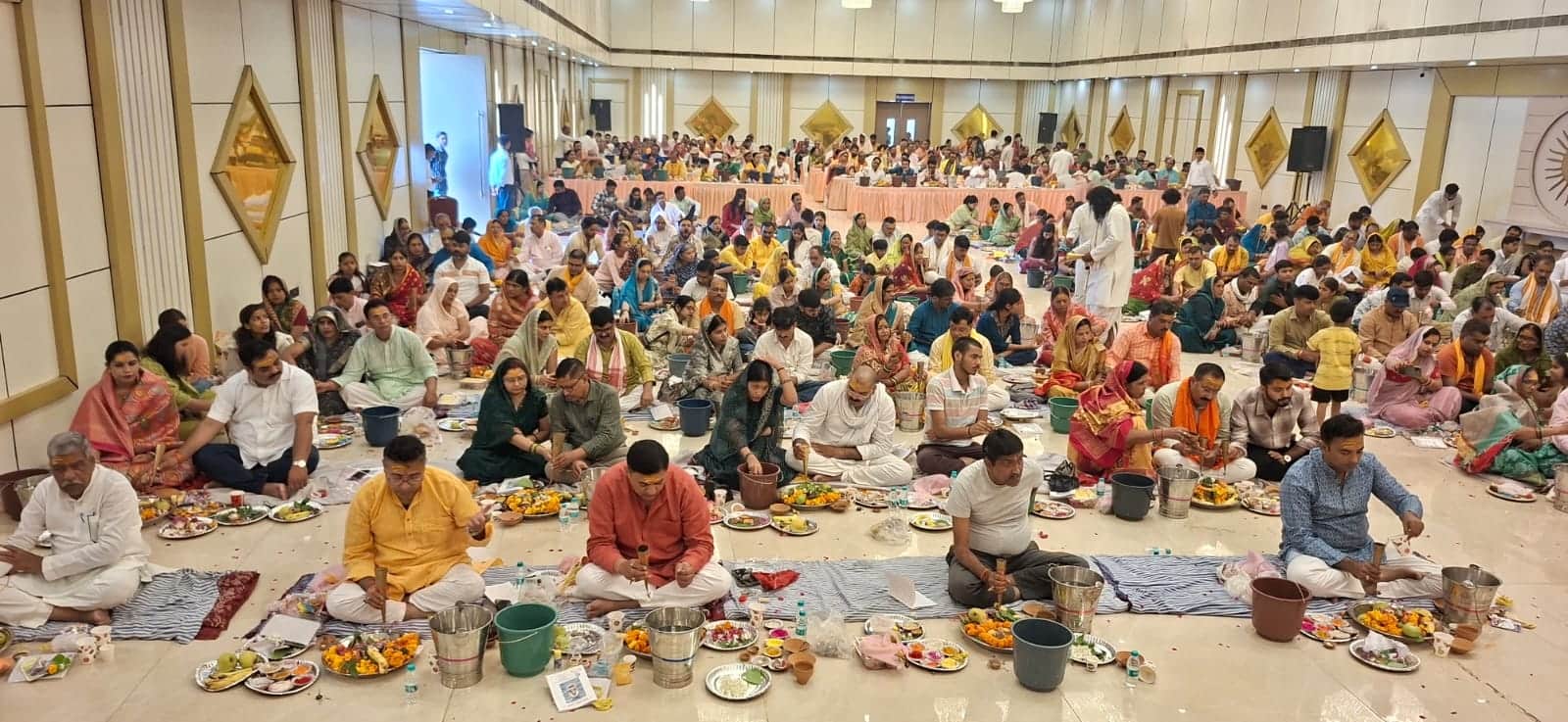 पार्थिव शिवलिंग पूजन करते श्रद्धालु।