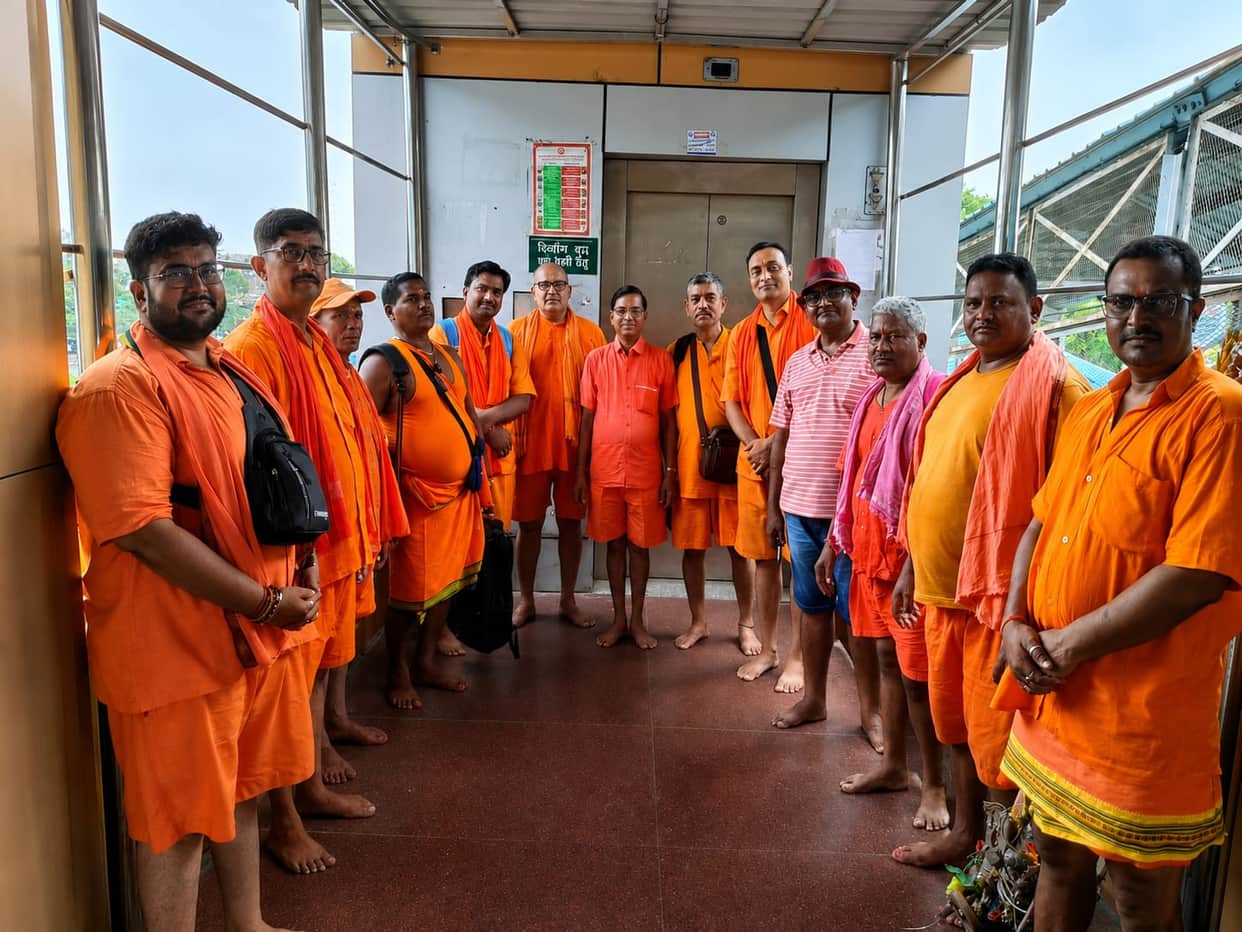 Batches of Kanwariyas set out for the ritual bathing (Jal-abhishek) of Baba.