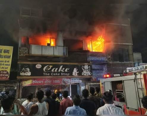 Fire breaks out at bakery factory due to short circuit; extinguished after an hour.