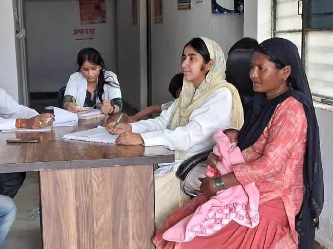 पीएचसी बढ़नी मरीज के स्वास्थ्य की जांच करते चिकित्सक। स्रोत विज्ञप्ति