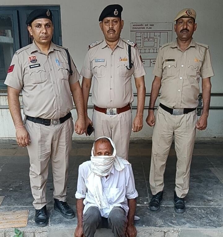 पकड़े गए आरोपी के साथ पुलिस। स्रोत: पुलिस विभाग