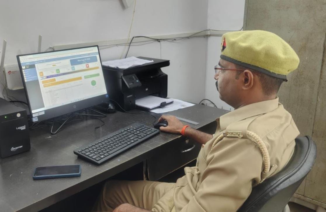पुलिस कार्यालय में आईजीआरएस का निस्तारण करता पुलिस कर्मी।