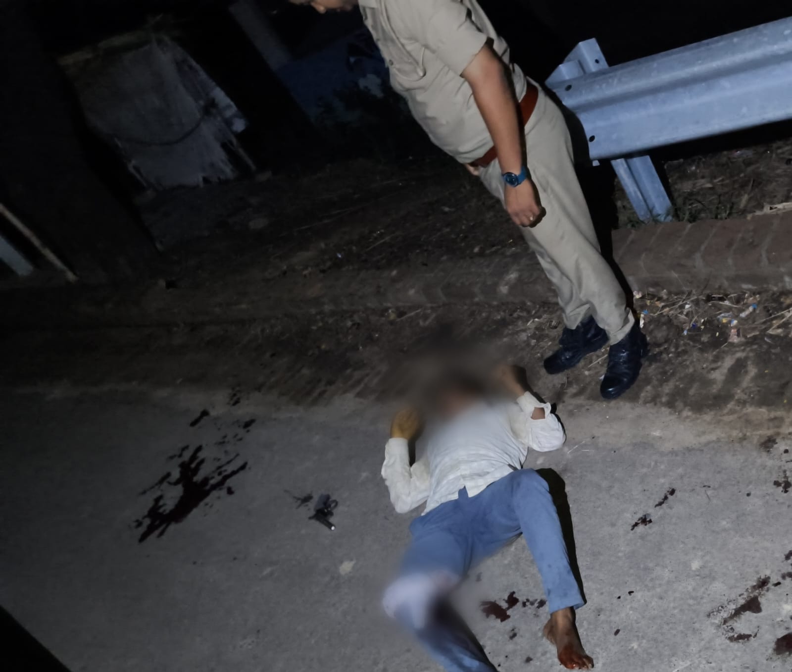 पुलिस मुठभेड़ में घायल बदमाश। स्रोत- पुलिस विभाग