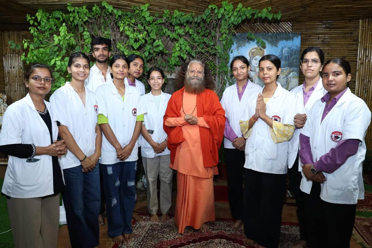 Swami Chidanand delivered a message to the youth.
