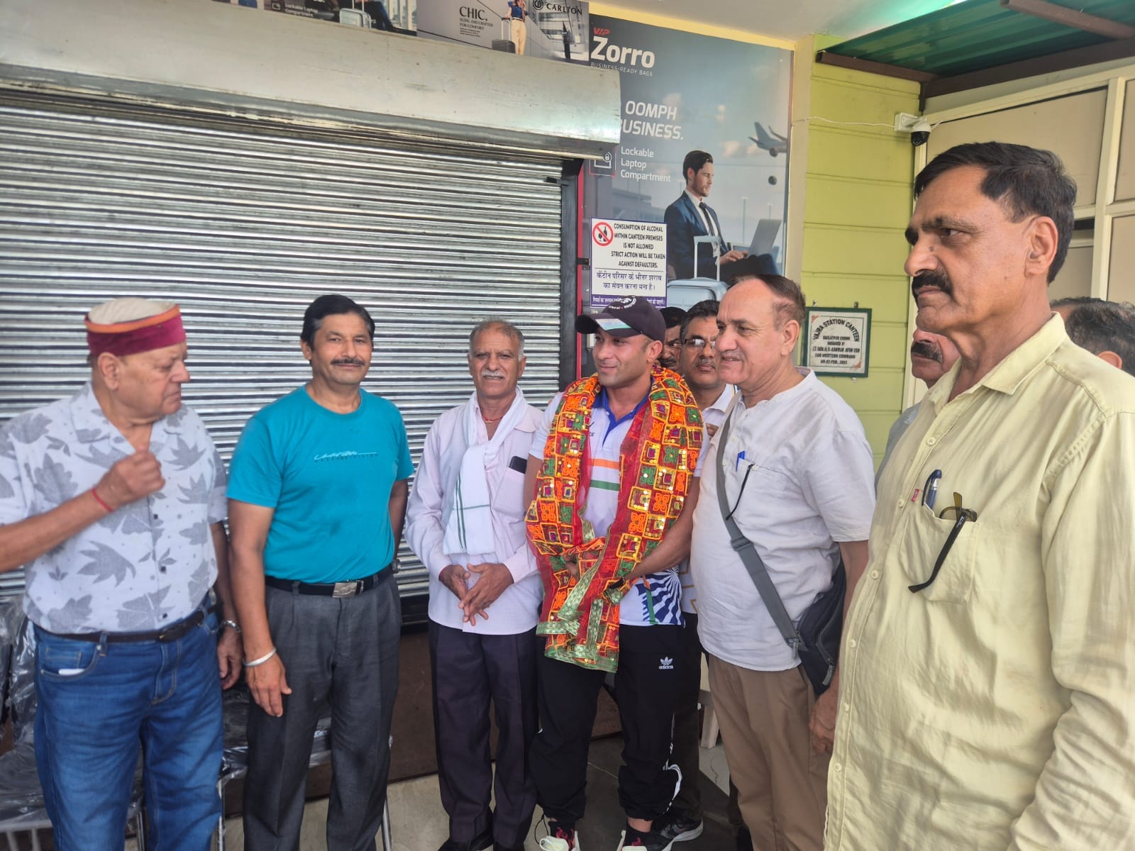 पूर्व सैनिक हवलदार दिलावर सिंह को सम्मानित करते आईईएसएल के पदाधिकारी व पूर्व सैनिक। स्त्रोत : स