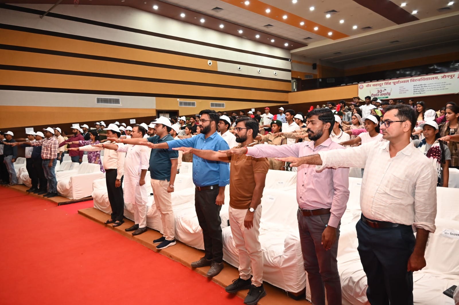 पूर्वांचल विश्वविद्यालय के महंत अवैद्यनाथ संगोष्ठी भवन में नशा मुक्ति की शपथ लेते कर्मचारी। पूव
