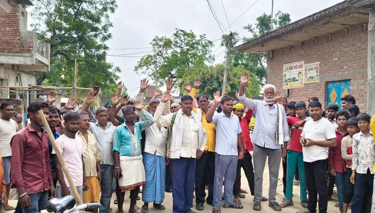 Residents of Siddhpur Chitrasen staged a protest, angered by the drinking water crisis.