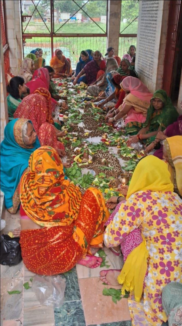 Devotees worshipped and performed abhishek on 51,000 Parthiv Shivlings Shivlings made of clay