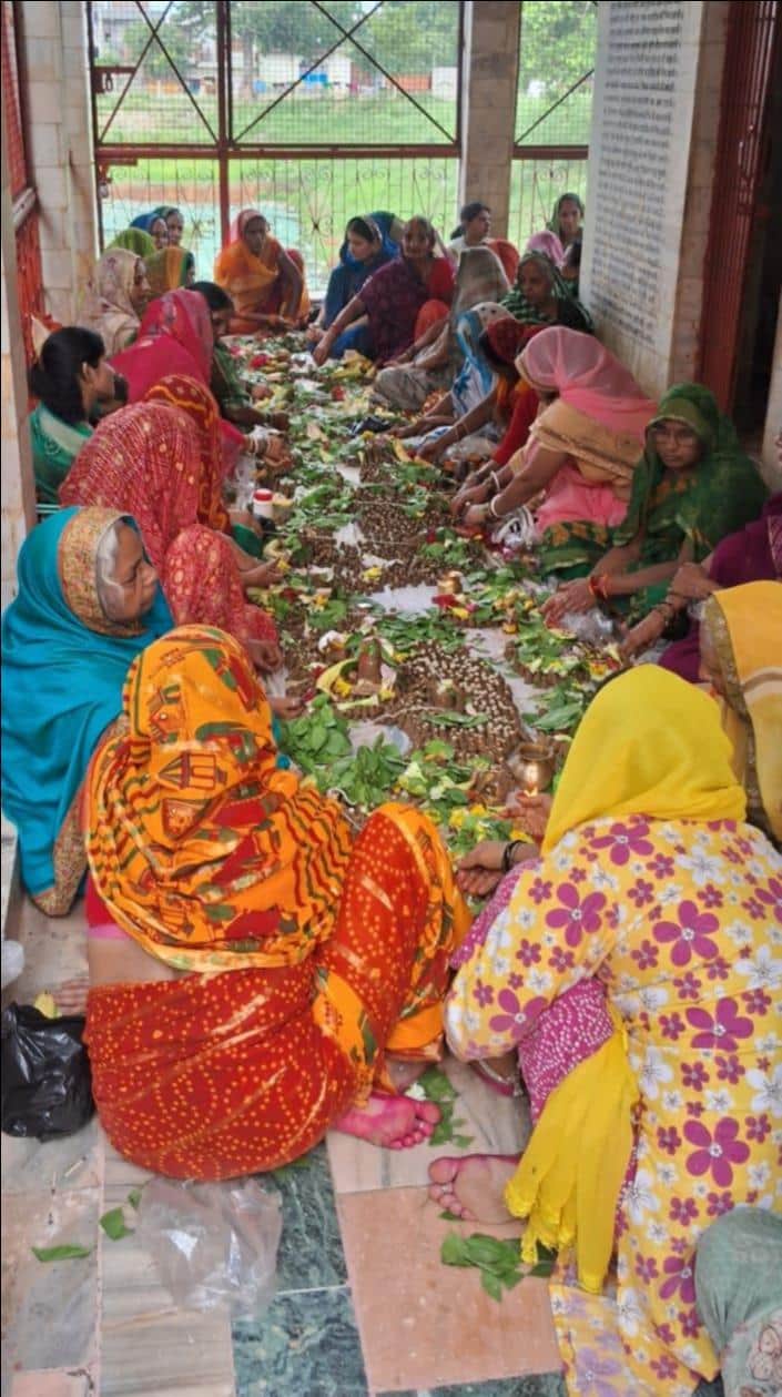रॉबर्ट्सगंज बढ़ौली शिव सरोवर पर रुद्राभिषेक में शामिल श्रद्धालु। स्रोत स्वयं