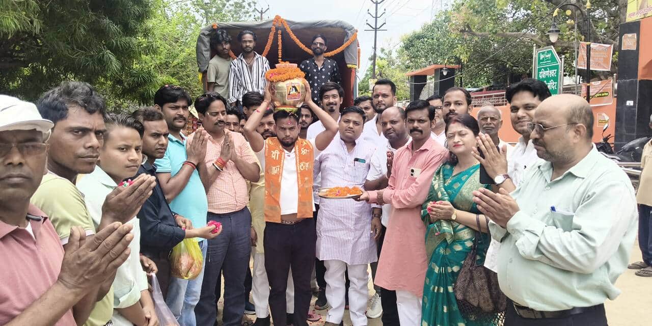 रॉबर्ट्सगंज दंडइत बाबा मंदिर से संत रविदास की जन्म अस्थली की मिट्टी कलश यात्रा में शामिल भाजपा 