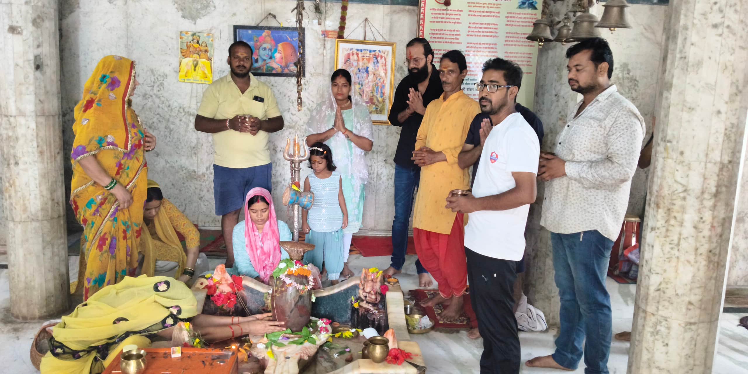 रॉबर्ट्सगंज वीरेश्वर महादेव मंदिर में पूजन अर्चन करते श्रद्धालु। संवाद