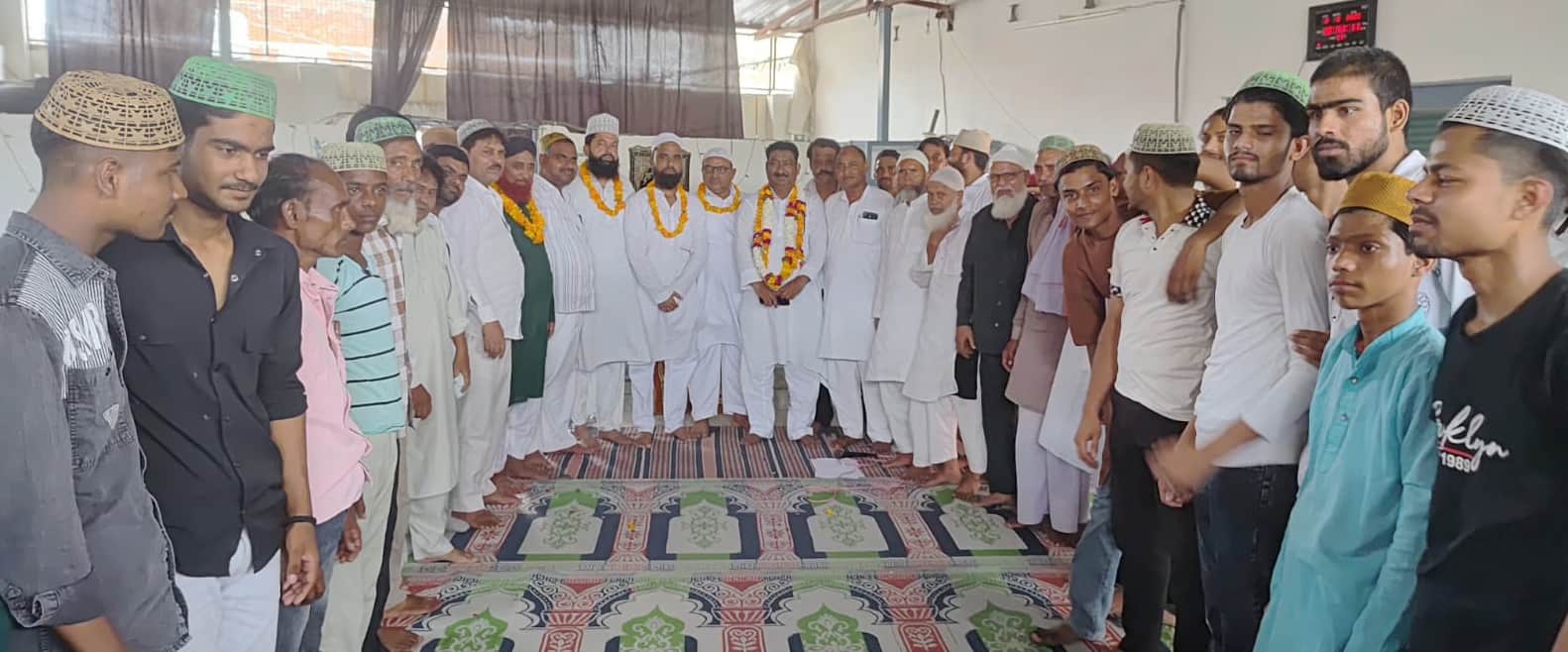रईस अहमद अब्बासी का स्वागत करते समाज के लोग। संवाद 