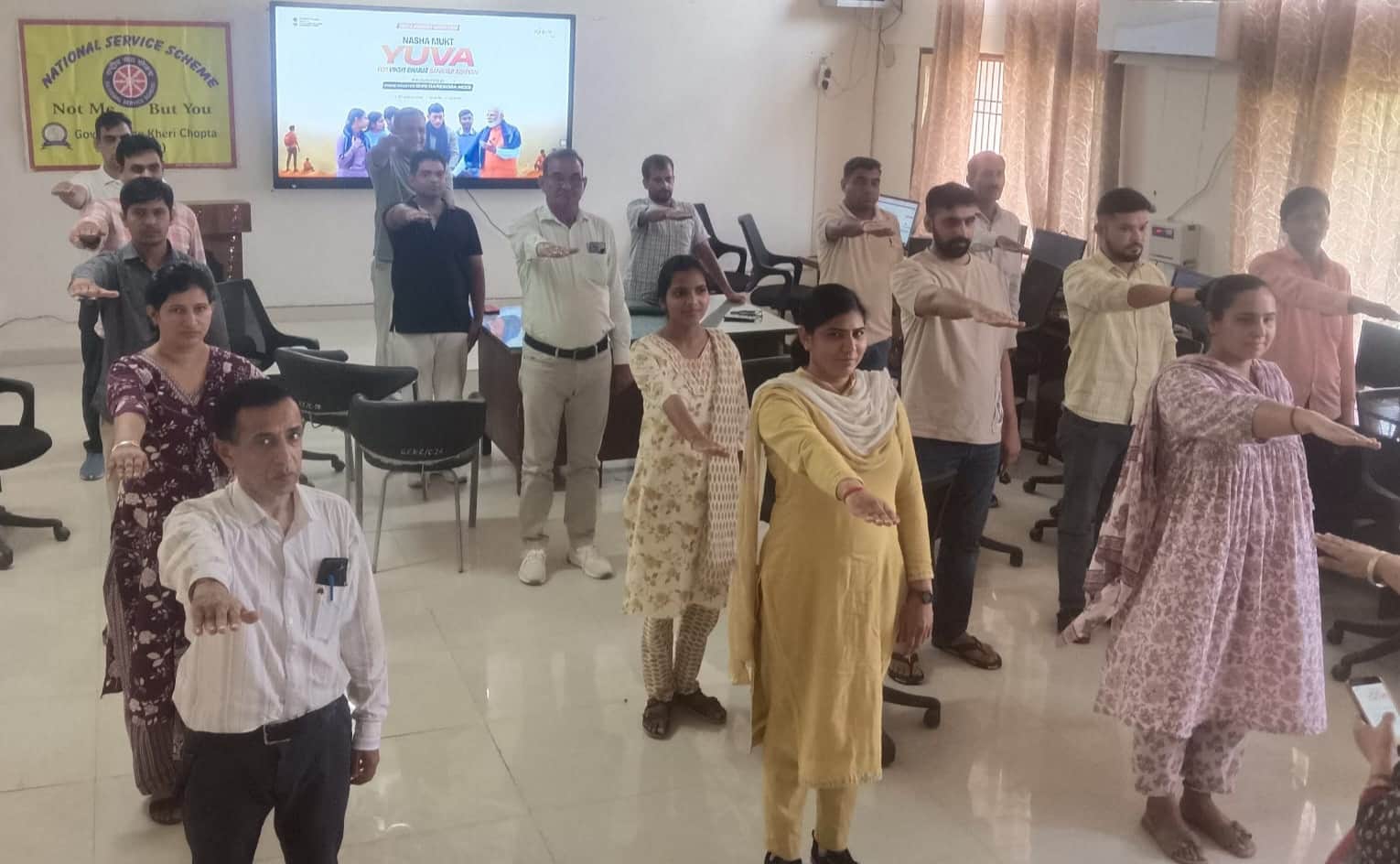 राजकीय महाविद्यालय खेड़ी चौपटा में नशा मुक्ति की शपथ लेते हुए छात्र-छात्राएं व स्टाफ।