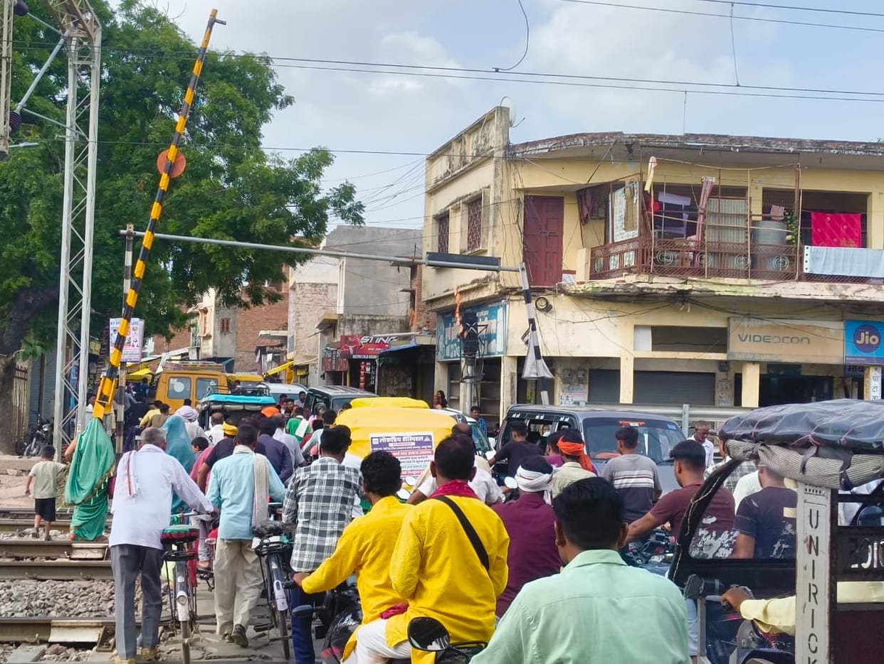 Massive traffic jam due to railway crossing failing to open; Seemanchal Express halted at the outer signal.