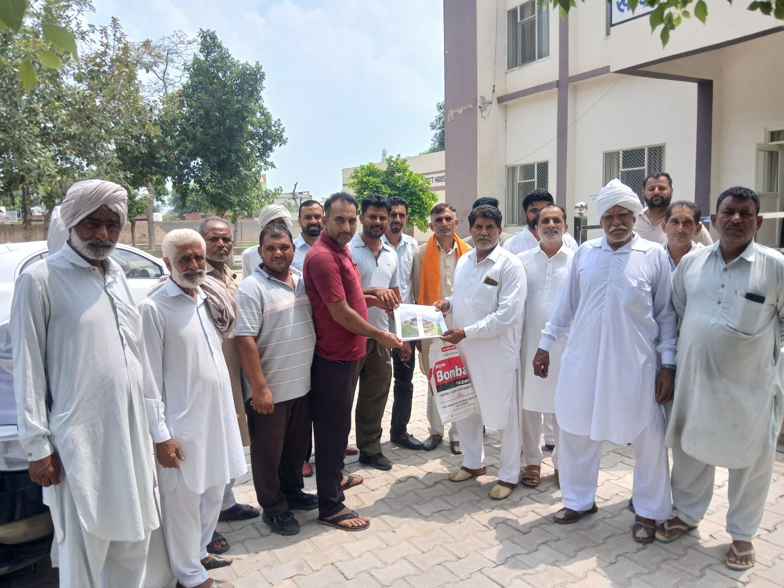रतिया ग्राम पंचायत नंगल के ग्रामीण बीडीपीओ अनिल कुमार से मिलकर पंचायती रास्ते से कब्जा हटाने की