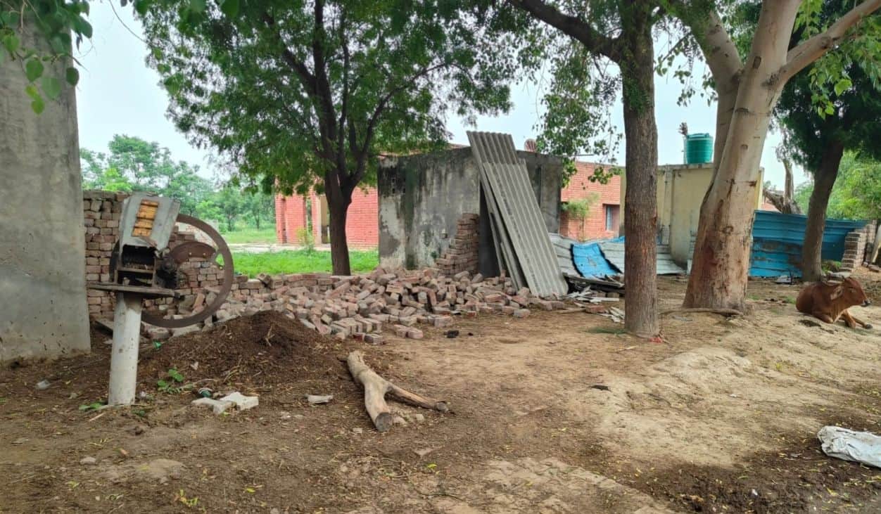 रेवाड़ी खेड़ा स्थित राजकीय प्राथमिक विद्यालय की  टूटी दीवार। 