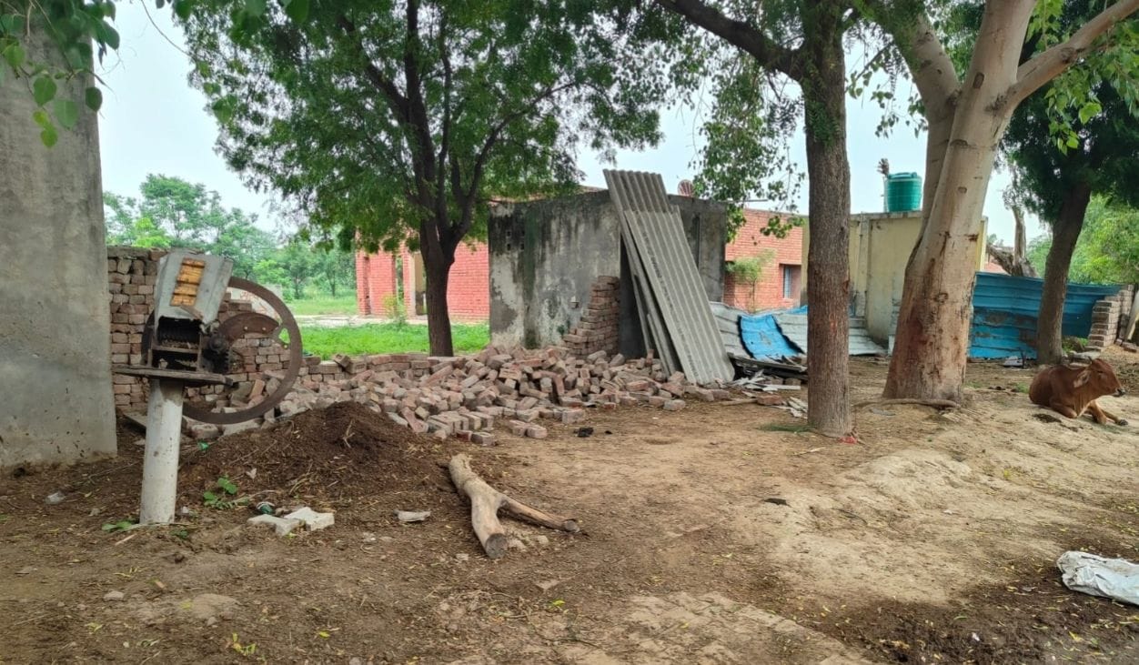 रेवाड़ी खेड़ा स्थित राजकीय प्राथमिक विद्यालय की  टूटी दीवार। 
