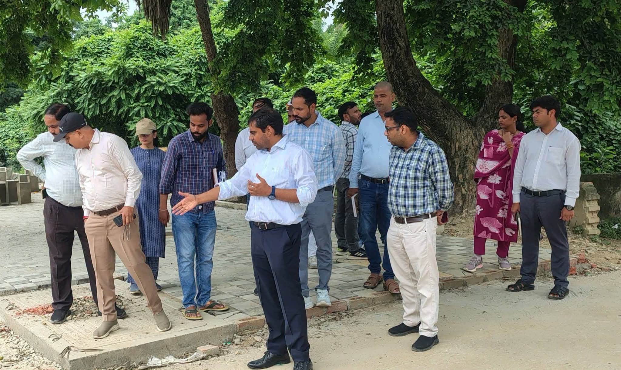 सीएम ग्रिड्स योजना के तहत चल रहे सड़क निर्माण का निरीक्षण करते नगर आयुक्त जयेंद्र कुमार।