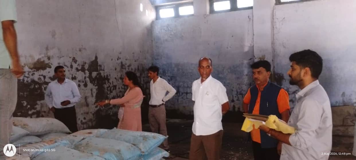 Breaking the lock of the Himfed store, more than 450 bags of urea were unloaded from the truck.