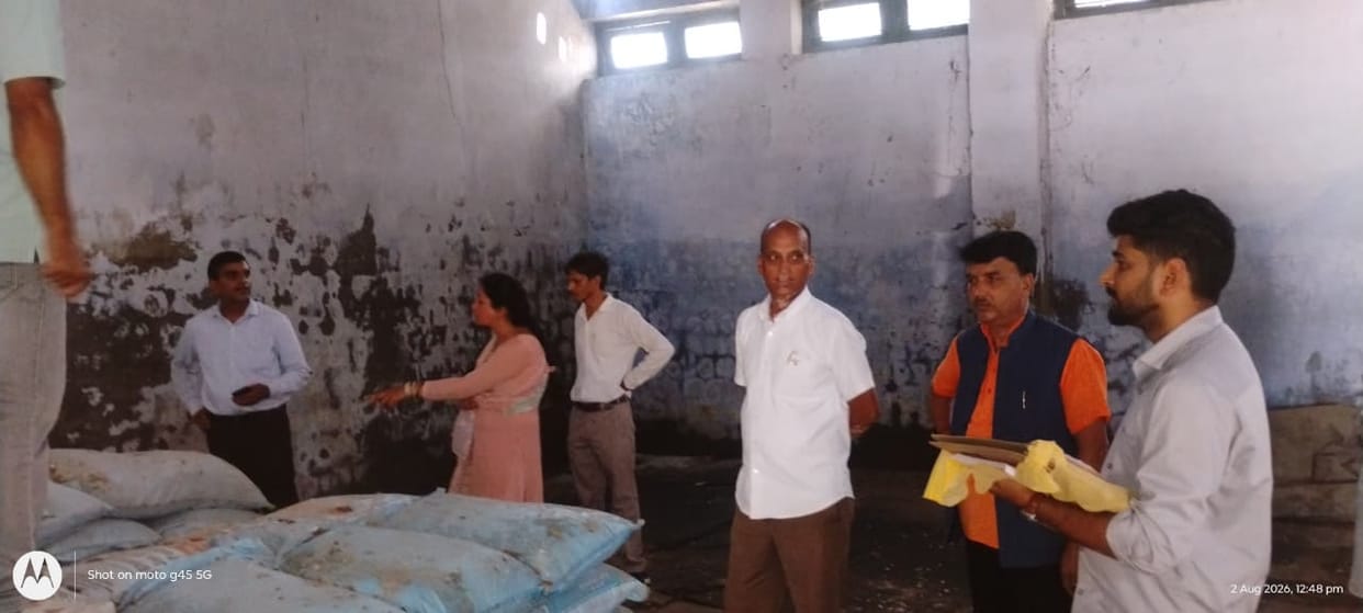 Breaking the lock of the Himfed store, more than 450 bags of urea were unloaded from the truck.
