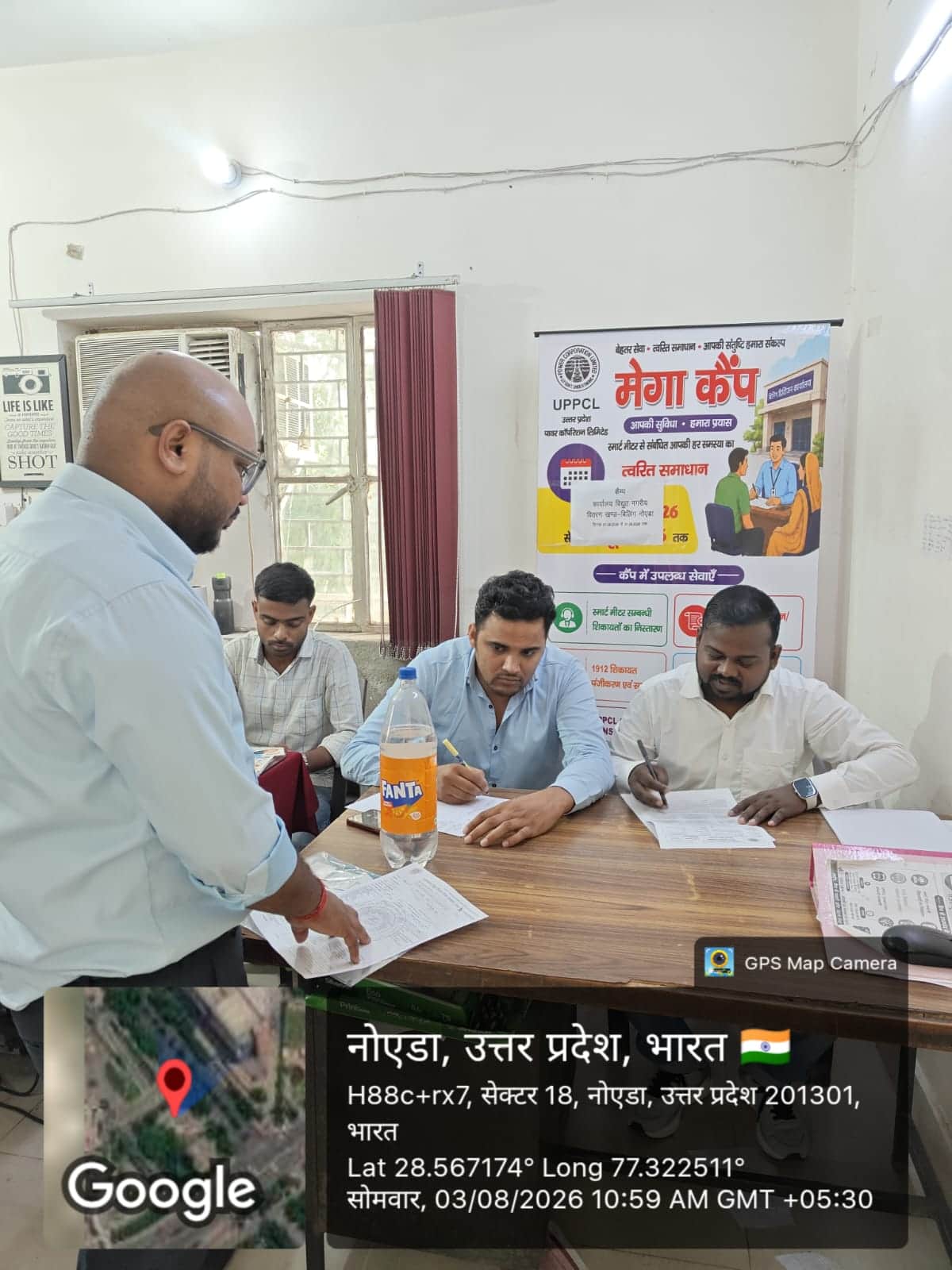 सेक्टर 18 में विद्युत निगम के शिविर में समस्या बताते उपभोक्ता