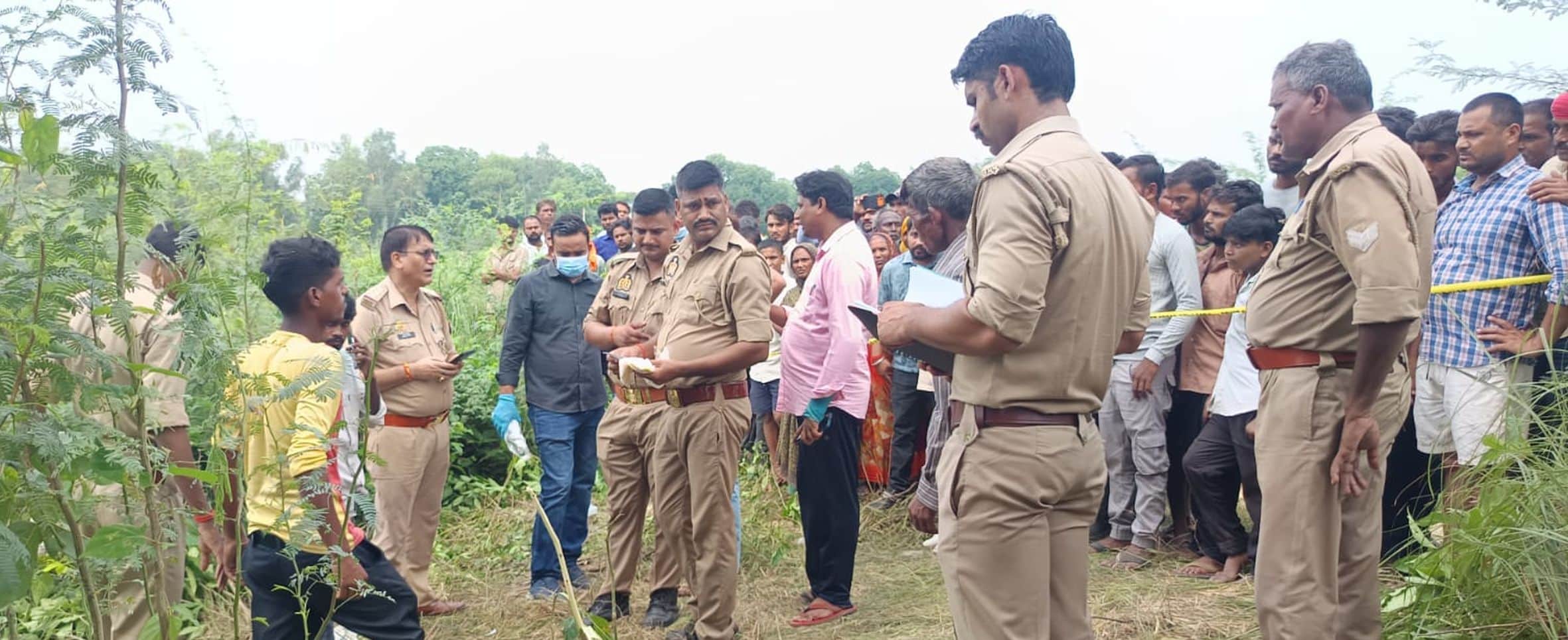 सलोन कोतवाली क्षेत्र के गणेश गंज बाजार के पास झाड़ियों में लाश मिलने के बाद जांच करती फॉरेंसिक 