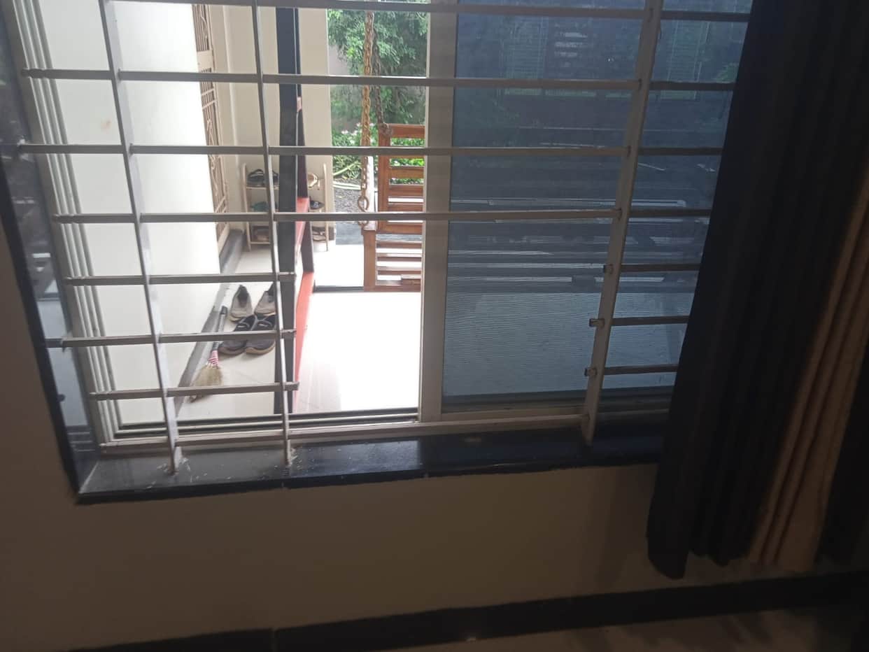 Cash, jewelry, and US dollars stolen from two vacant houses
