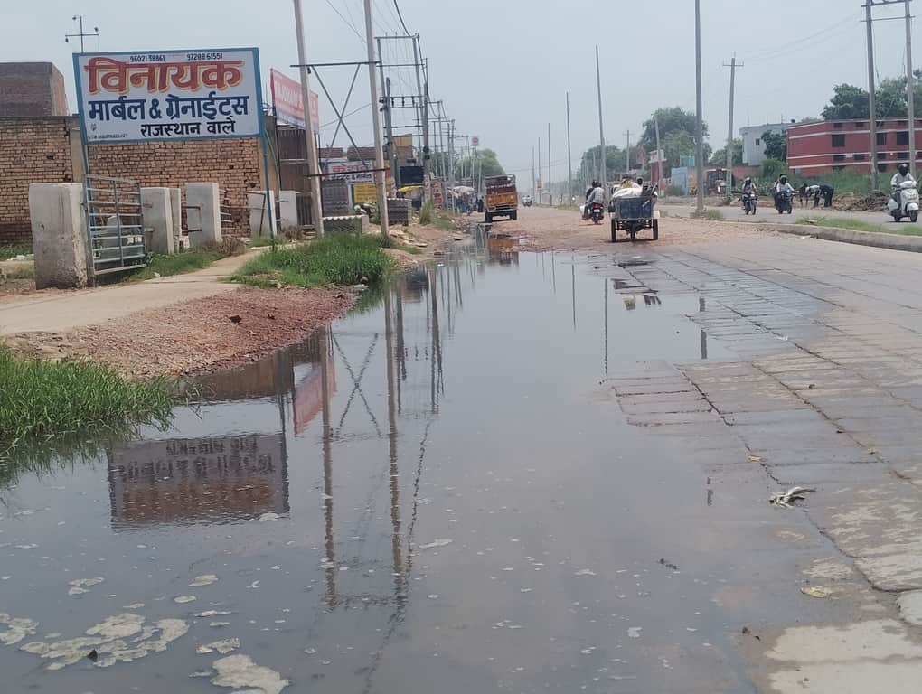 Kanwariyas facing difficulties due to the poor condition of the road.