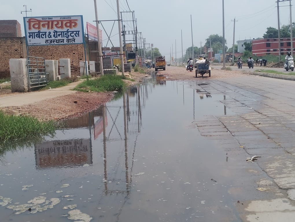 Kanwariyas facing difficulties due to the poor condition of the road.