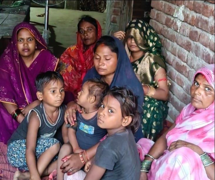 सुरेंद्र के रोते-बिलखते परिजन। संवाद